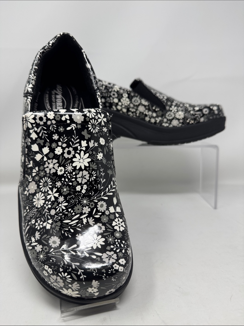 NWT Easy Works by Easy Street Leather Black & White Floral Comfort Shoes Size 9
